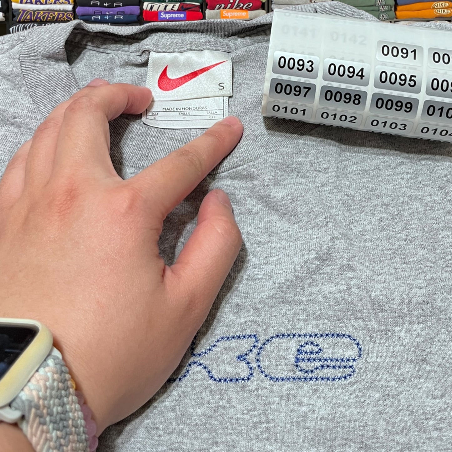 90s nike grey shirt (small)