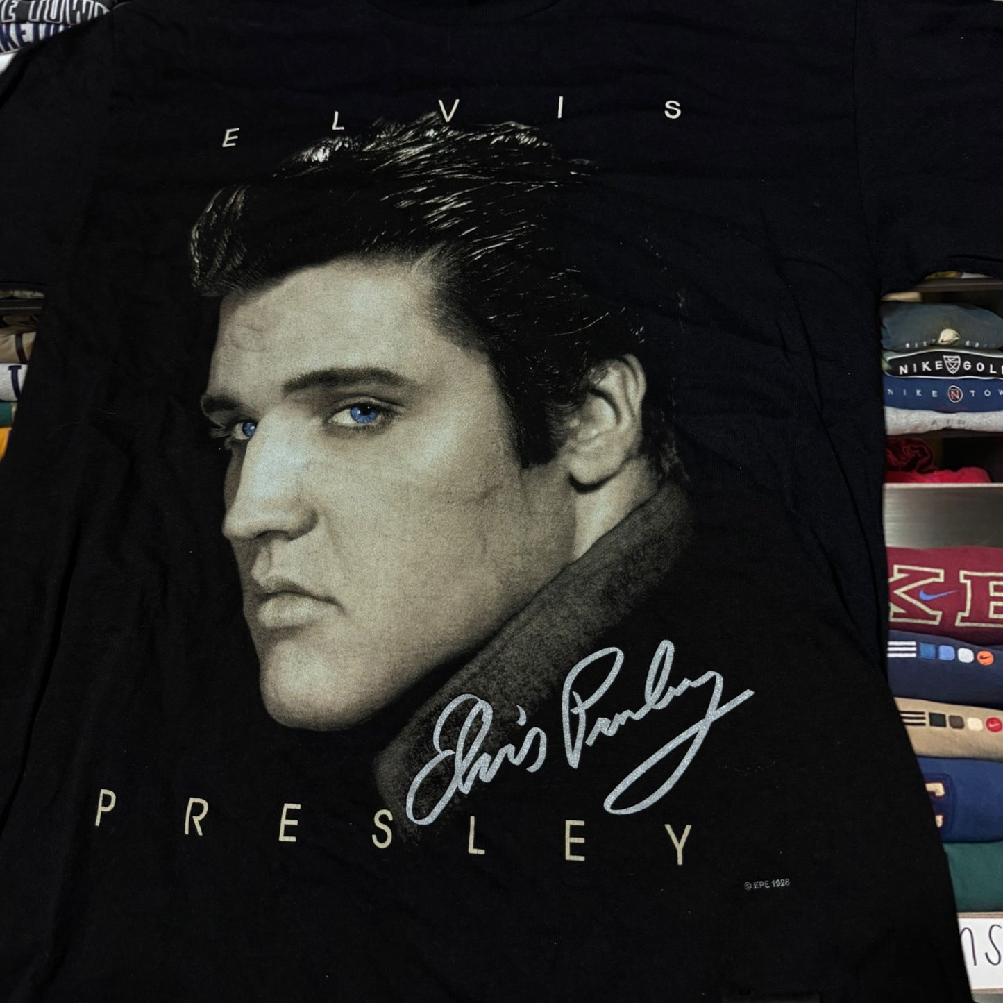 1998 Elvis Presley shirt ( medium )